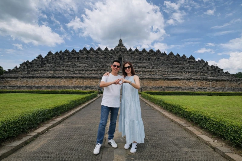 private-tour-jogja-1-hari-borobudur-prambanan-obelix-sea-view
